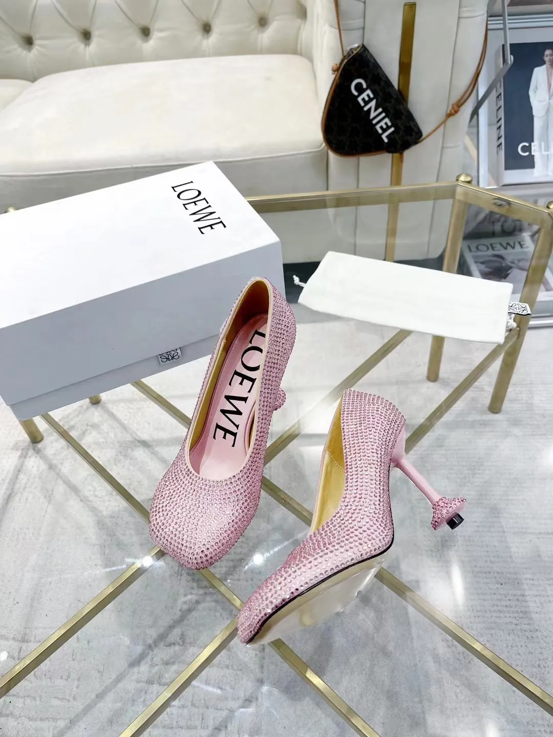 💕💕Factory direct selling price p660💕💕 LOEWE‼ ️ New arrival‼ ️Imported genuine leather sole Loewe 2024/aw early spring latest T stage colored diamond series catwalk style 😘😘😘 Upper: imported silk cloth lining: imported water-dyed sheepskin outsole: original molded injection molded leather outsole Heel: original molded 1:1 Heel height: 9.5cm Size: 35-39 (40/41/42/43 custom-made, non-refundable)